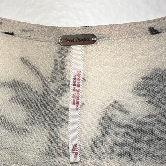 Free People Women's Size XS Ivory Black Floral Blouse Top $88 - Picture 3 of 7